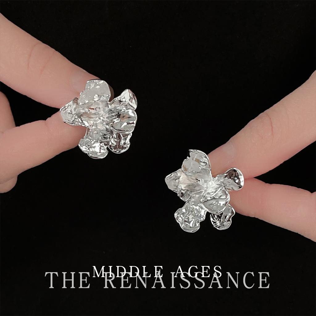 

Irregular three-dimensional flower stud earrings, liquid cold wind literary earrings