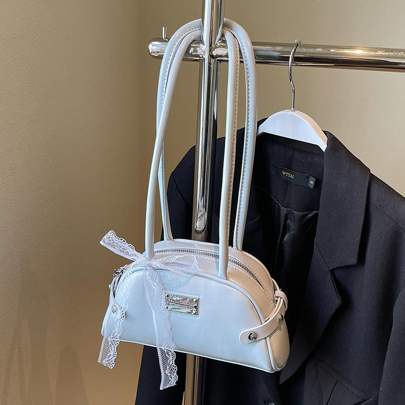 

This year, Korean niche bow underarm Boston bag temperament high-end commuting versatile shoulder women s bag is popular.