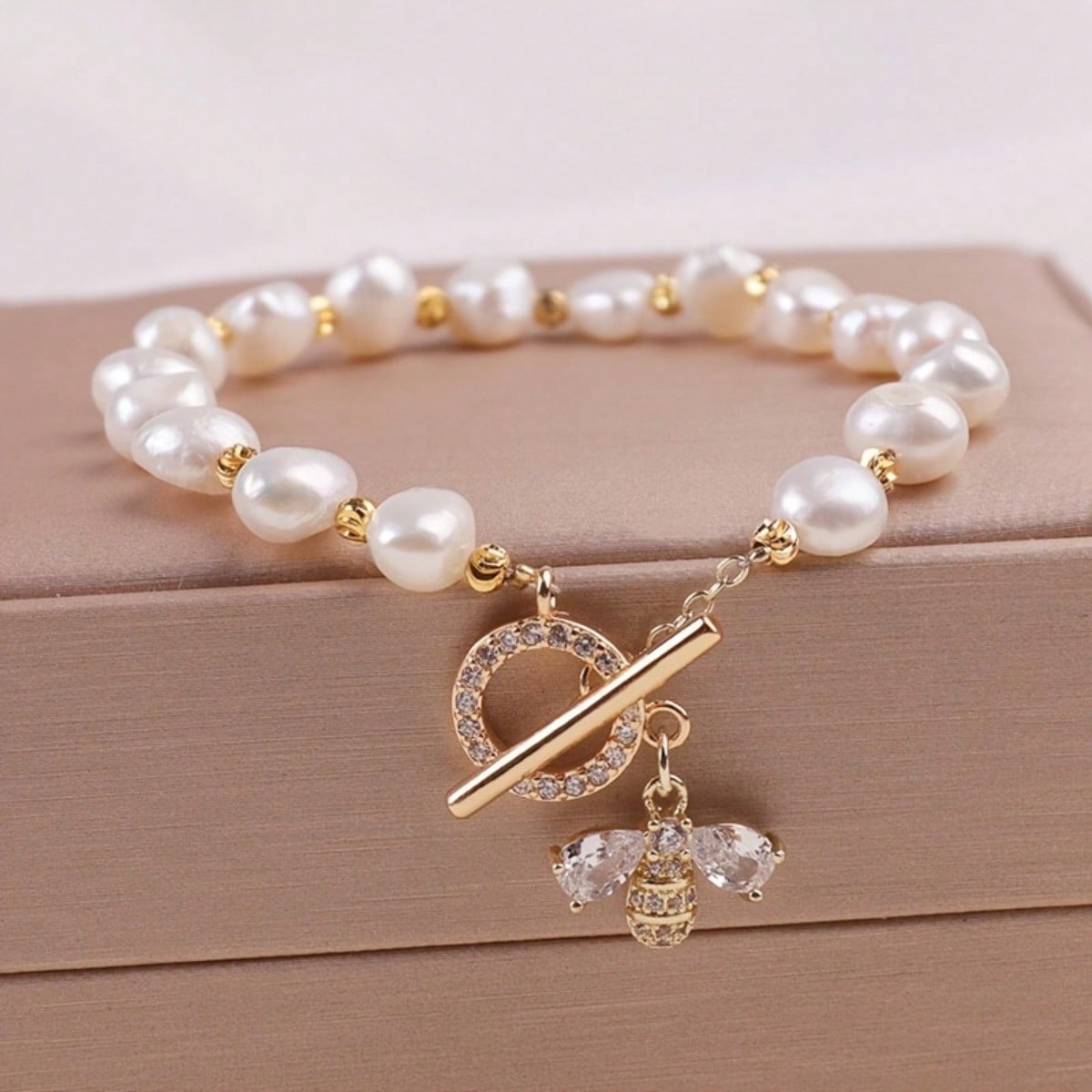 

1pc Imitation Pearl Bracelet, Ladies Fashionable and Simple Little Bee Pendant Bracelet белый