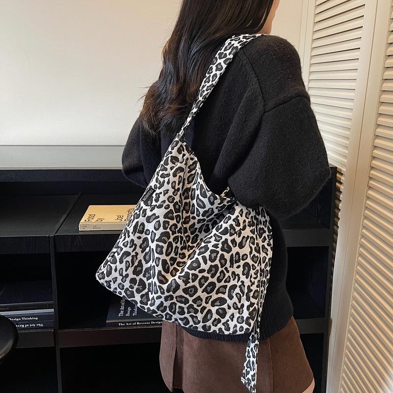 Fashion leopard print canvas bag women's 2025 new Korean version large-capacity messenger bag commuter shoulder armpit tote bag
