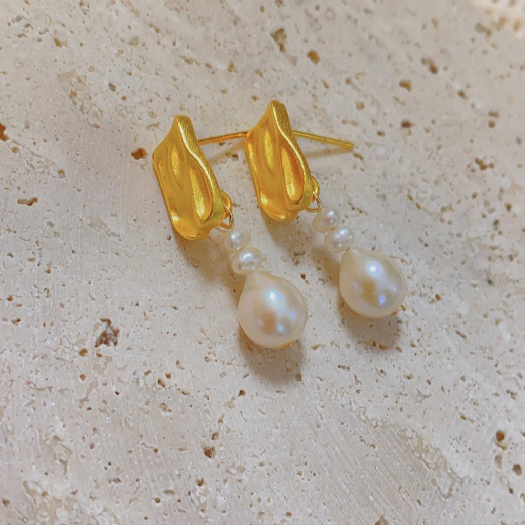 Natural freshwater pearl stud earrings, strong light rice grains, French retro matte pleated earrings, elegant and simple 925 silver needles.