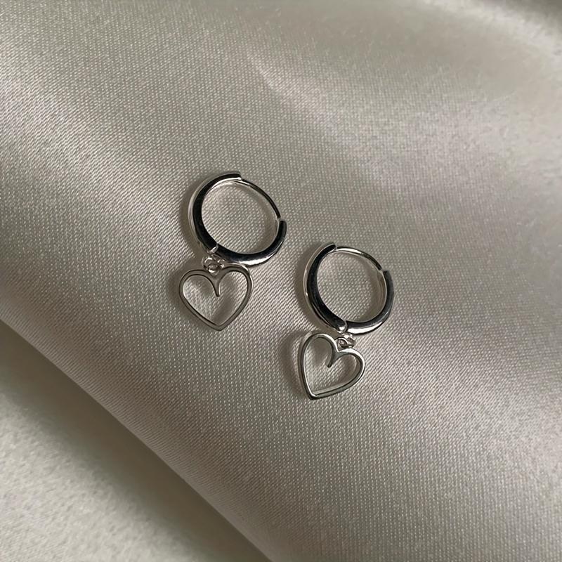 1 Pair of Simple Hollow Heart-shaped Pendant Earrings for Women, Lightweight Daily Accessories, Suitable for Daily Wear and Cute