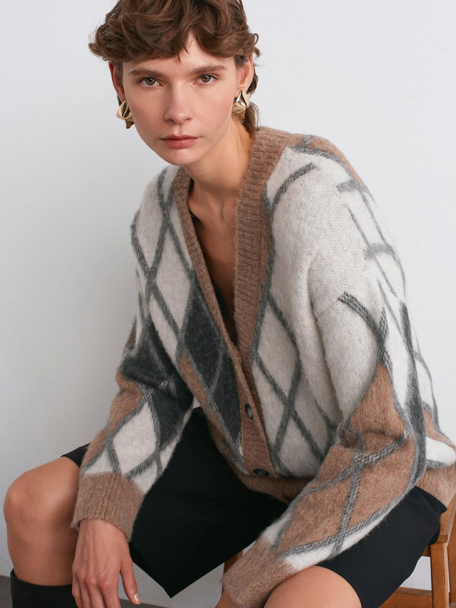 

Cardigan with diamond pattern made of alpaca Dilvin 60989 coffee One Size мигдалевий