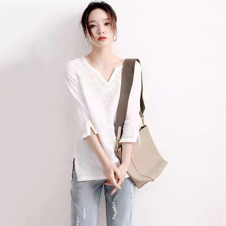 V-Ausschnitt-Shirt für Damen, exquisite handgefertigte, strapazierfähige Blumenstickerei, lockere Passform, mittellanger, gebogener Kragen, weißes T-Shirt mit 7-Zoll-Ärmeln