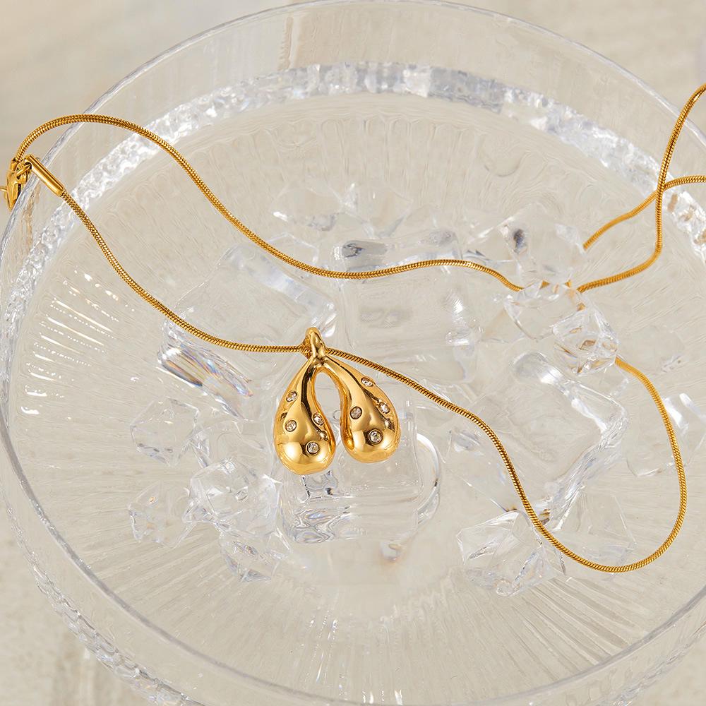 French Retro Teardrop Zircon Necklace: Women's Simple Stainless Steel Clavicle Chain