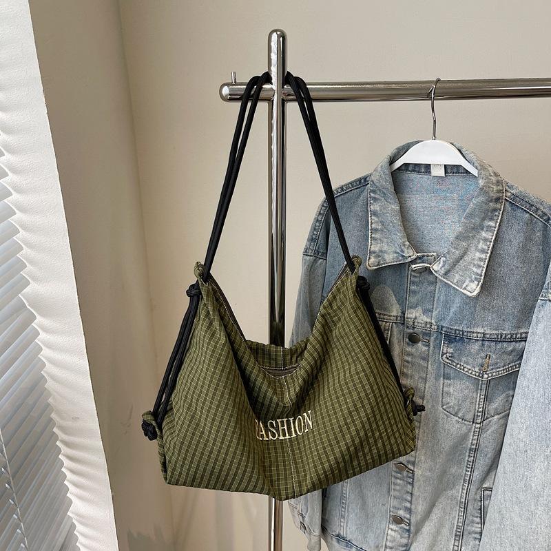 

Korean niche plaid letter embroidered shoulder bag 2025 autumn and winter new canvas bag student commuter shopping bag зелёный