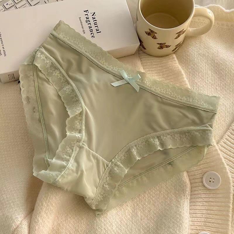 "Cream Girl" Rumpmaskbyxor: Trosor i is-silke med medelhög midja och snabbtorkande funktion, med spetskant för vår/sommar.