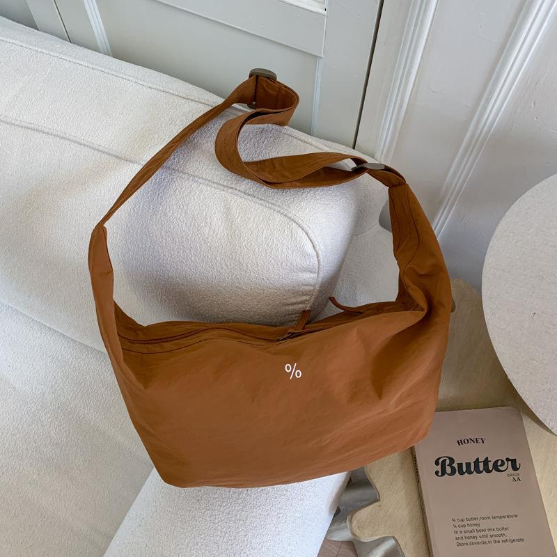 

2025 New Premium Light Croissant One Shoulder Crossbody Bag Large Capacity Casual Versatile Tote Women s Bag коричневий