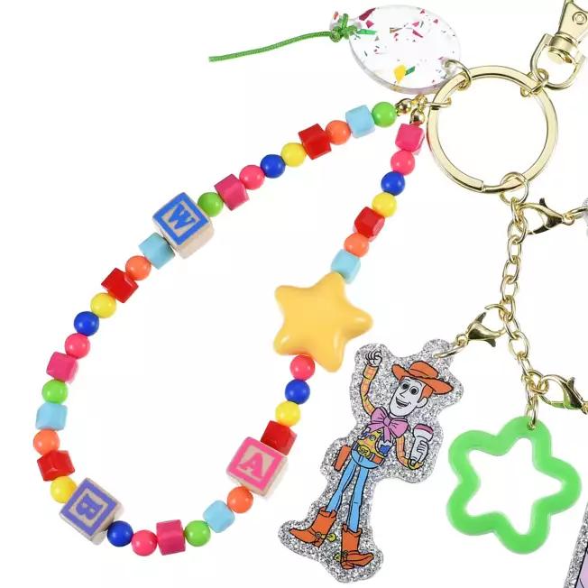 Disney Přívěsek na klíče s přívěskem Woody , Buzz , Malí zelení mužíčci ( TOYSTORY 30. )