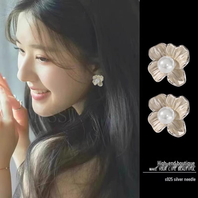 Zhao Lusi-Style Elegant Pearl Flower Stud Earrings for Women - Trendy, Simple, and Luxurious Fashion Accessory