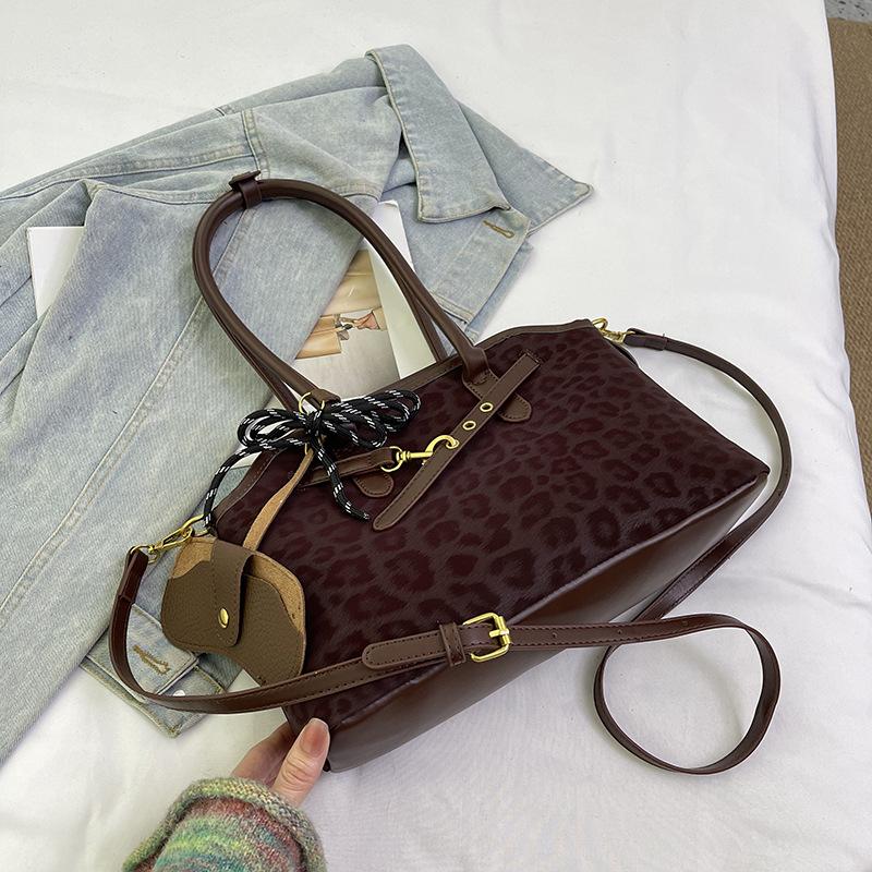 

Large-capacity leopard print handbag, women s autumn new shoulder bag, premium texture messenger shell bag червоний