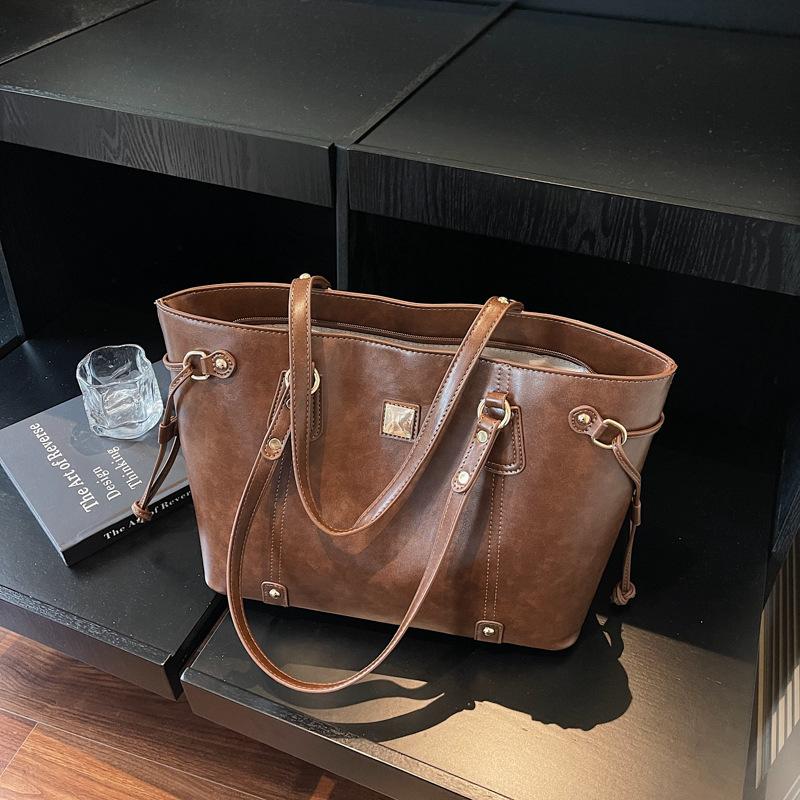 This year's popular bag women's large-capacity 2025 new autumn and winter retro versatile shoulder bag student class tote bag