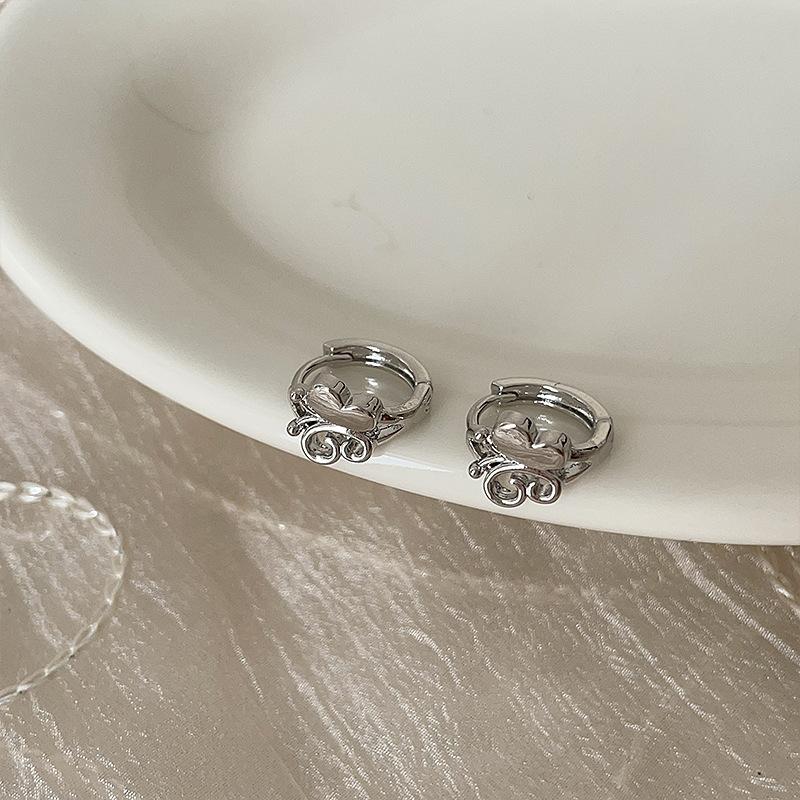 

Design Sense Hollow Metal Butterfly Ear Buckle Women S French Retro Simple Personality Elegant Versatile Earrings