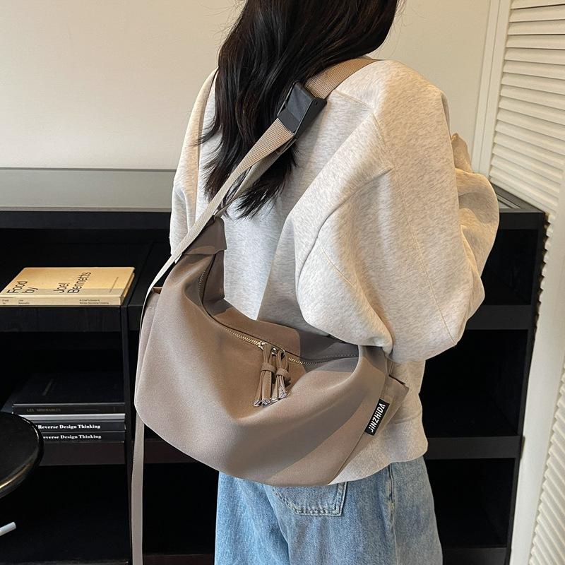 Simple literature and art 2025 autumn new large-capacity women's Korean version solid color trend convenient single shoulder underarm crossbody w