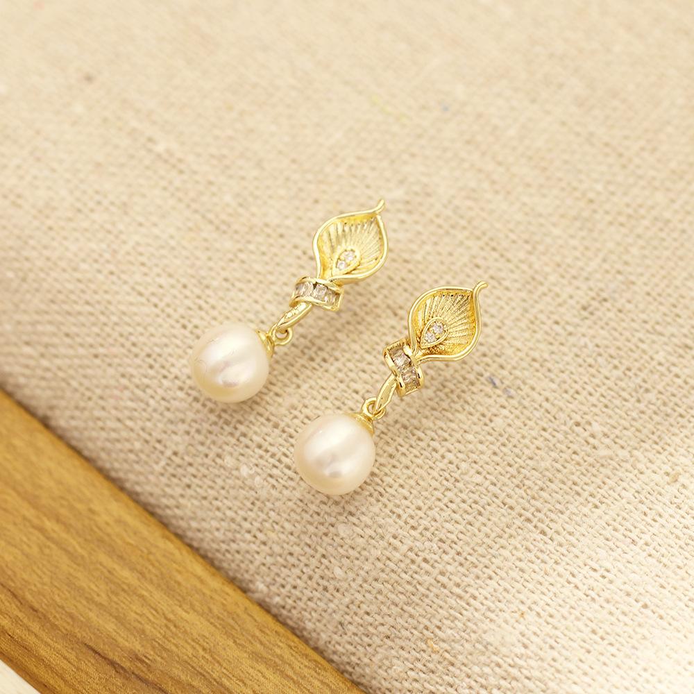 New product temperament: gold-plated diamond-encrusted calla lily flower earrings, simple and versatile, freshwater pearl small earrings, silver needl