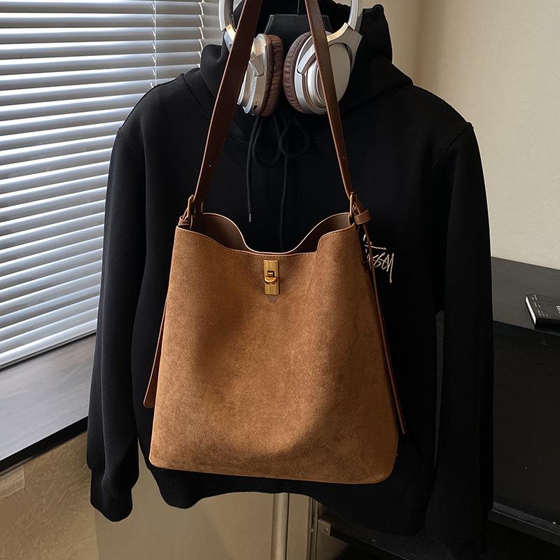 

Женская большая ретро-сумка-ведро с матовым покрытием, модель 2025 года — повседневная сумка через плечо для комфортных поездок на работу. 37*13.5*30 cm коричневый