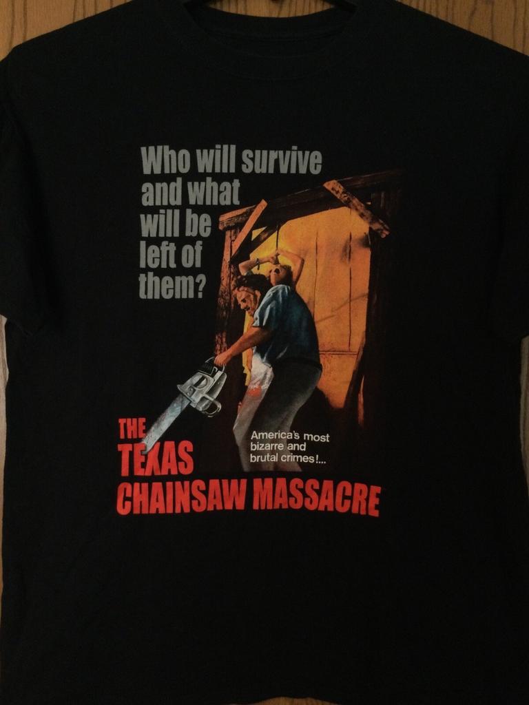 Blutgericht in Texas - „Wer wird überleben … “ - Schwarzes Shirt /Grafik/Ohne Etikett