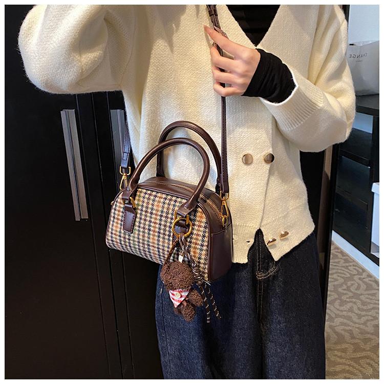 IELGY Plaid Retro Large-Capacity Handbag High-End Fashion Commuter Shoulder Bag