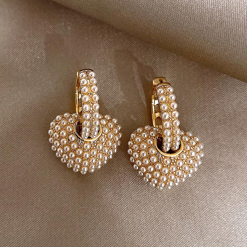

Real gold electroplated retro imitation pearl love earrings, a two-wear geometric earring.