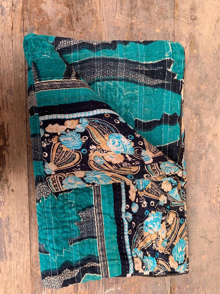 Handgefertigte Kantha-Steppdecke: Vintage indische Baumwoll-Kuscheldecke (96" x 62")