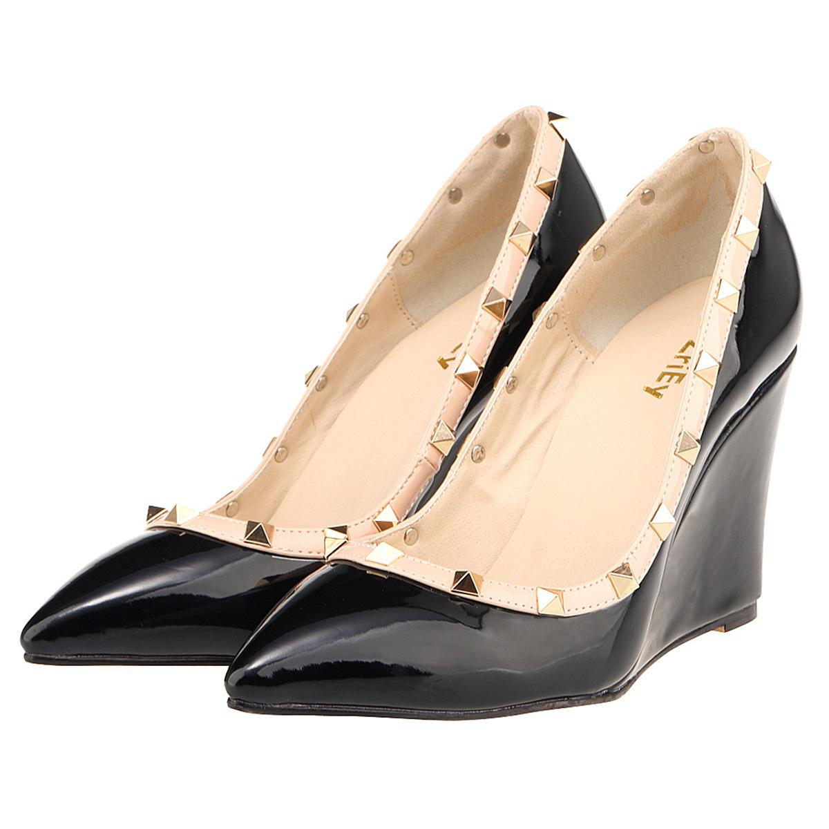 Женские сексуальные туфли-лодочки с острым носком и заклепками на высоком каблуке на танкетке из лакированной кожи на платформе туфли 35 чёрный 2940₽