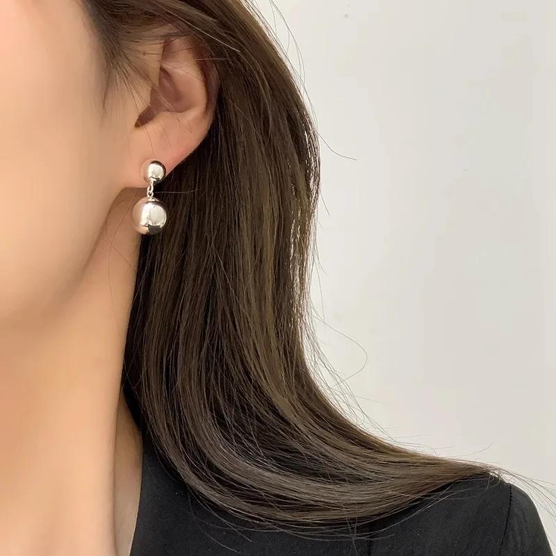 Ohrringe mit kalten Stil Metall-Doppelkugeln, Nischen-High-End-Kugelohrringe, Damen Einfache und vielseitige Design-Ohrringe