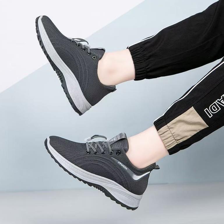 Chinese Shoes Spring and Autumn New Walking Shoes Breathable Dad Sports Mother Shoes Breathable Travel Shoes Soft-soled Shoes