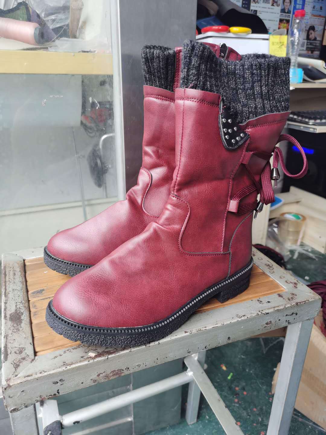 

2025 autumn and winter new large size medium heel medium tube Martin boots women s side heel rear strap retro women s boots factory direct sales 43 багряний