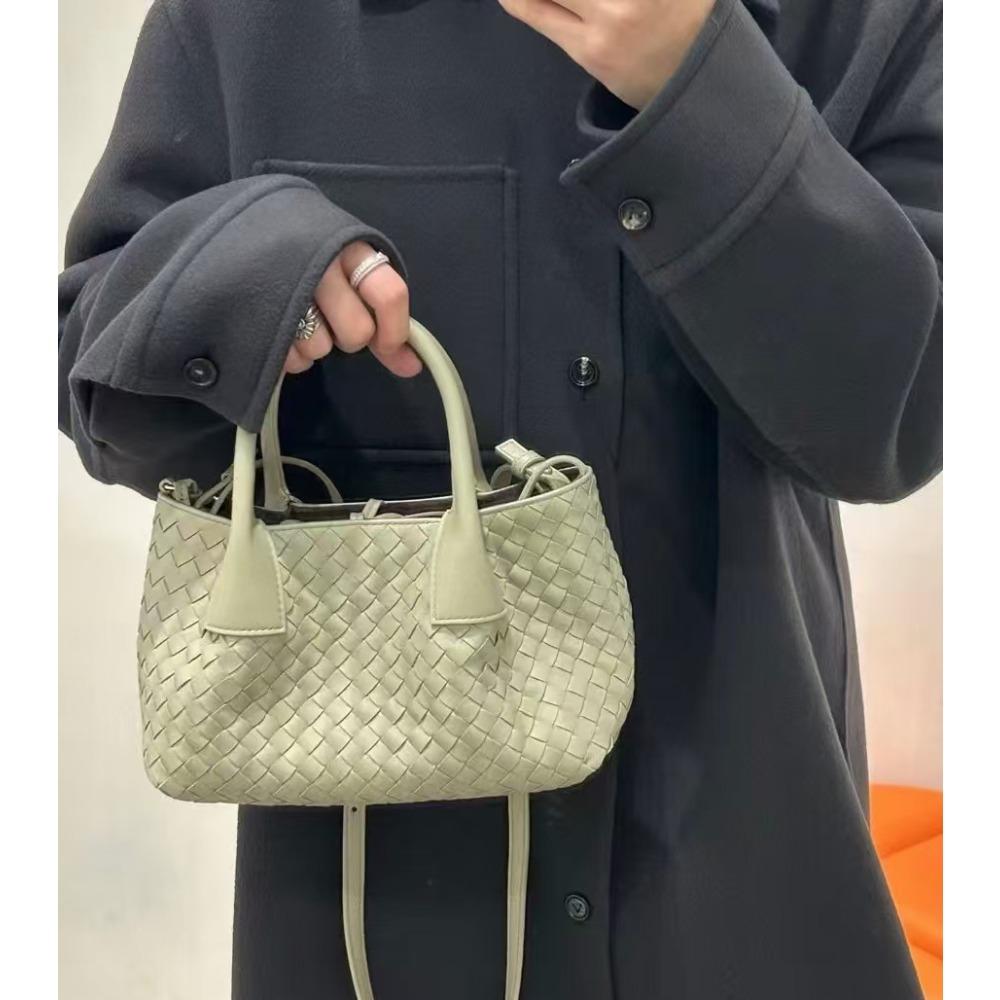 2025 Bolsa de ombro feminina tecida em couro bovino de luxo leve transfronteiriça, bolsa de compras para mães, bolsa carteiro premium para o dia a dia feminina