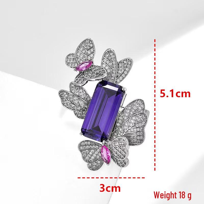 

Элегантный красный значок на лацкан в виде цветка розы с замком мира, прямоугольником из бриллиантов и животным мотивом.