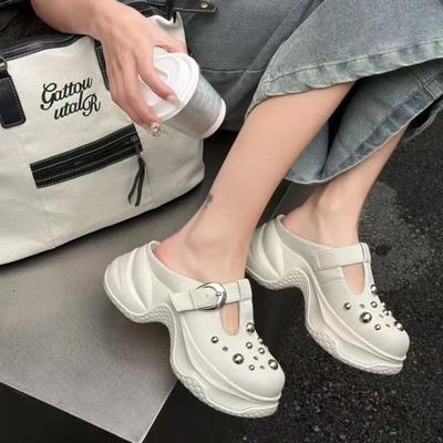 Mode Leder Oberbekleidung Schuhe mit runder Zehenkappe Damen Neu Dicke Sohle Höhenerhöhung Kleine Nieten Hohlbeutel Kopf Slipper