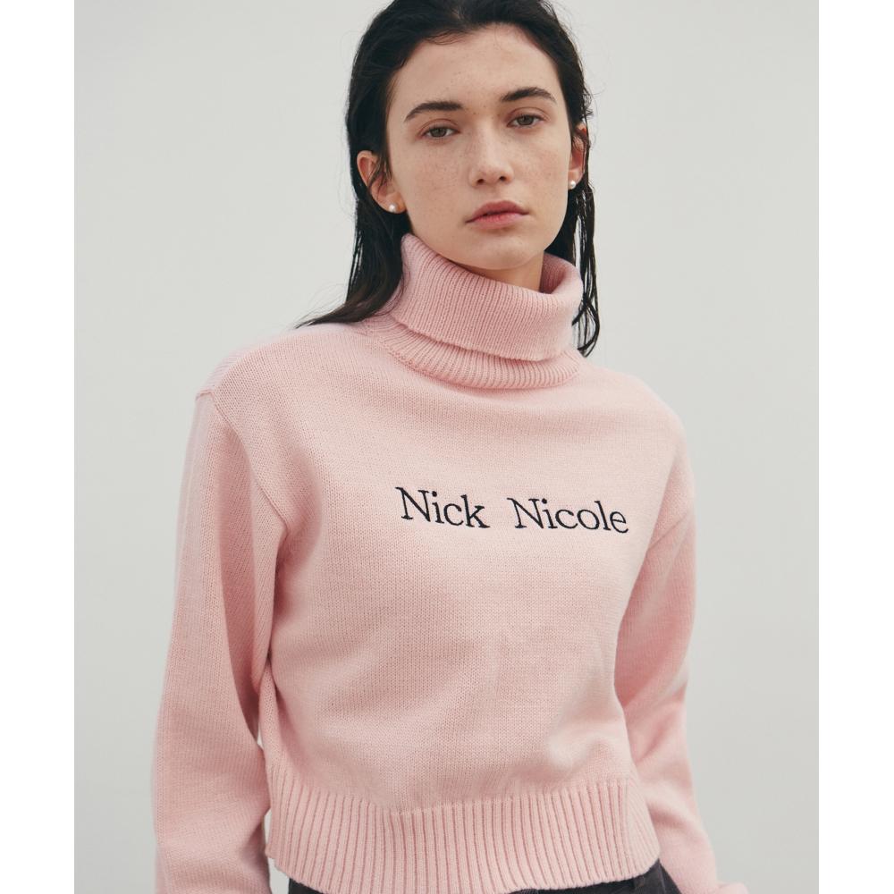 

NICKNICOLE NICOLE SIGNATURE TURTLENECK KNITINDI PINK