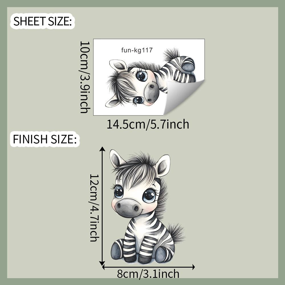 

Мультяшные милые наклейки с маленькой зеброй наклеены на выключатели в спальне, гостиной и прихожей, чтобы украсить стены дома.