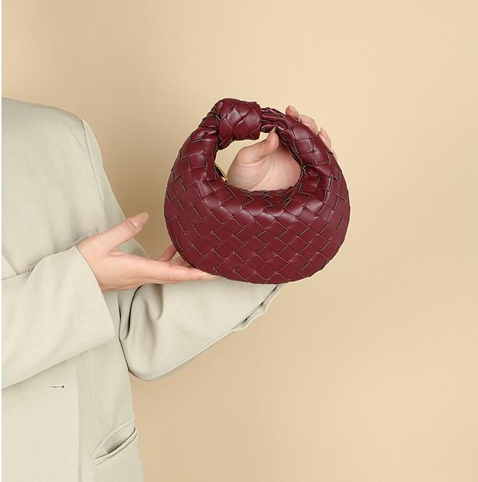 

новая женская сумка 2025 года