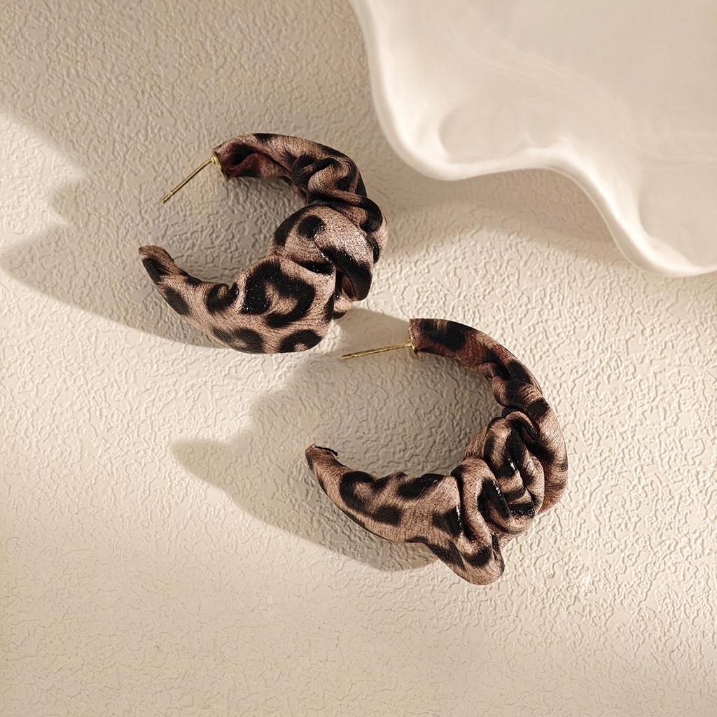 Autumn And Winter Leopard Print C-Shaped Atmospheric Pleated Earrings Women'S, Hong Kong Style Light Luxury Maillard Fashion Temperament Earrings