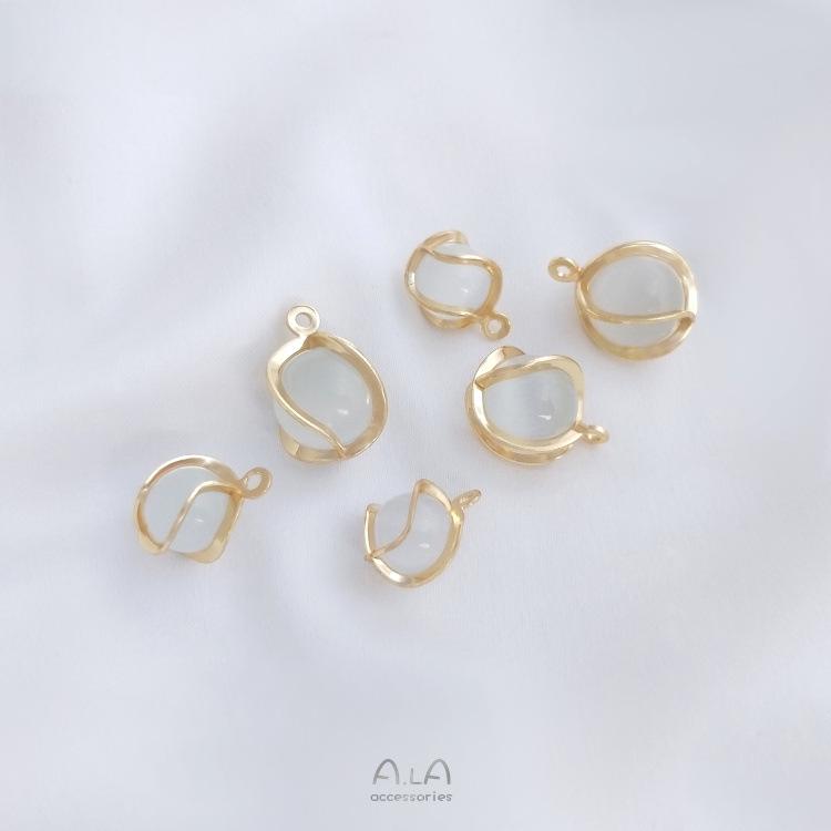 Runde Perlen gedrehte Kettenhalskette mit weißen Katzenaugenperlen und goldenem Anhänger - Handgefertigte Ohrringe, baumelnde Perlen und Armbandanhänger.