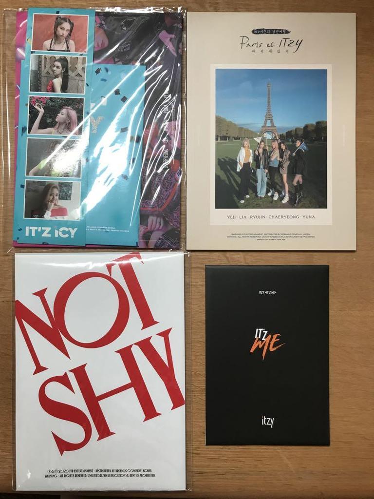[USED] ITZY Yuna, Ryujin, Yeji, Lia, Chaeryeong Autographs