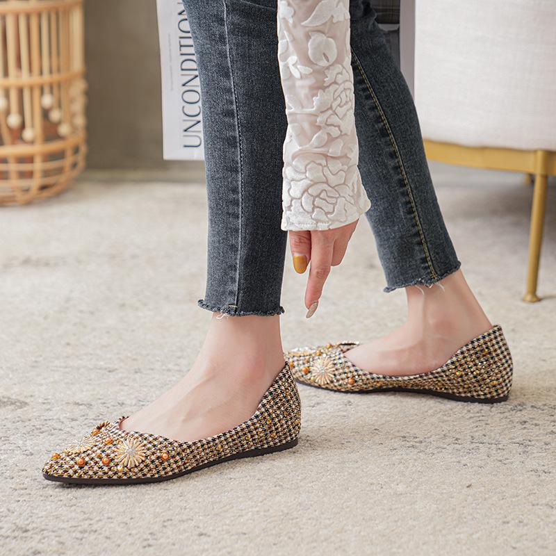 Fashion Metal Rivet Decoration Flats Women Luxury Rhinestone Design Pointed Toe Loafers for Women Soft Sole Comfort Mules Casual Shoes
