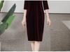 Qipao de terciopelo: Elegante vestido de otoño para un look juvenil y sofisticado.