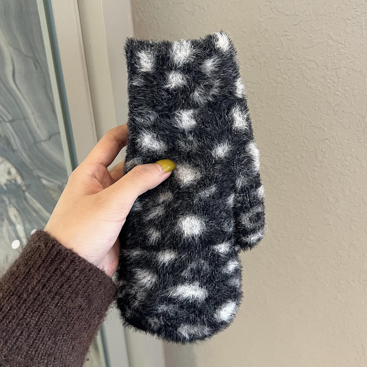 

Новые пушистые перчатки с леопардовым принтом Зимние женские бархатные утолщенные теплые и ветрозащитные студенческие велосипедные перчатки с открытыми пальцами One size