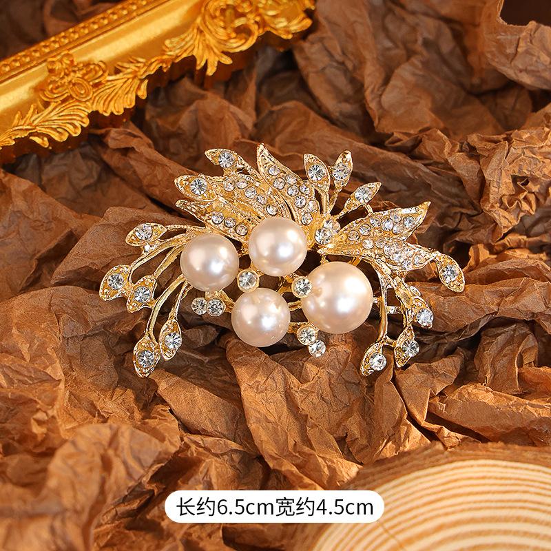 

Жемчужная брошь-цветок Персонализированная брошь для свитера Модные аксессуары в стиле легкой роскоши Высококлассная булавка для костюма или ципао Фиксированная пуговица