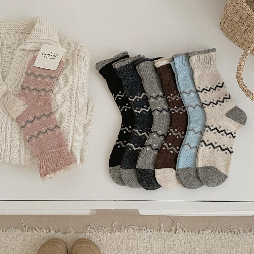 Wool Socks for Women in Autumn and Winter, Polka Dot Mid-calf Socks for Warmth, Paired with Boken Shoes, Striped Pile Socks for Women