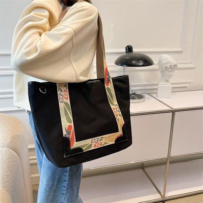 Modische Umhängetaschen für Damen, neueste Trends, Handtaschen, wasserabweisendes Nylongewebe, Mini-Tragetasche mit Riemen in ausgefallener Farbe