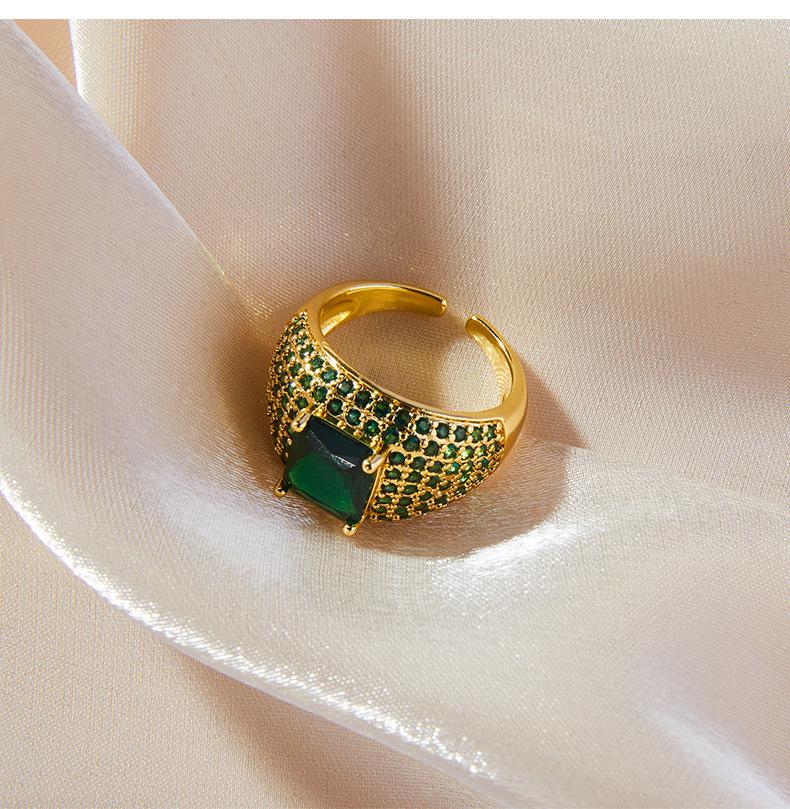 Luxurious British-Style Cluster Diamond Ring - Shiny, Elegant, and Versatile