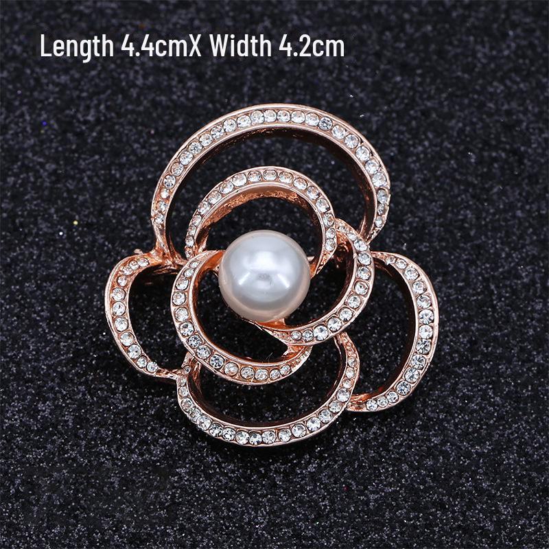 Módní brož s lukem: Kovové šperky s perlou a kamínkovou květinou