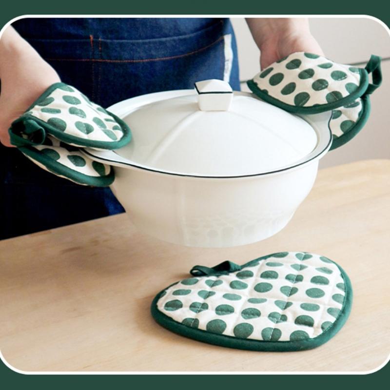 Efficient Heatproof Oven Mitts With Double Layer Protections For Safe Handling Of Hot Pan Trays And Dishes