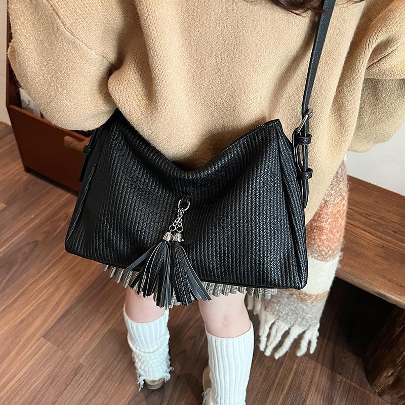 New Simple Retro Portable Shoulder Diagonal Cross Armpit Bag Women's Large Capacity Versatile High Quality Bag