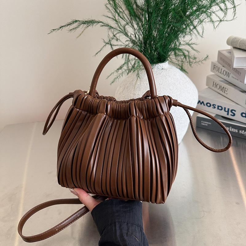 Premium sense hand bag women's 2025 new popular fashion commuter women's bag retro shoulder messenger bucket bag