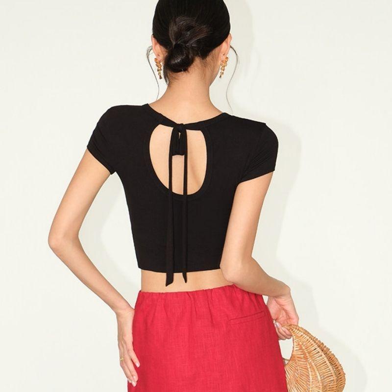 T-shirt alla moda ed elegante a maniche corte con taglio posteriore per donna - Un top aderente con scollo rotondo profondo e apertura posteriore.