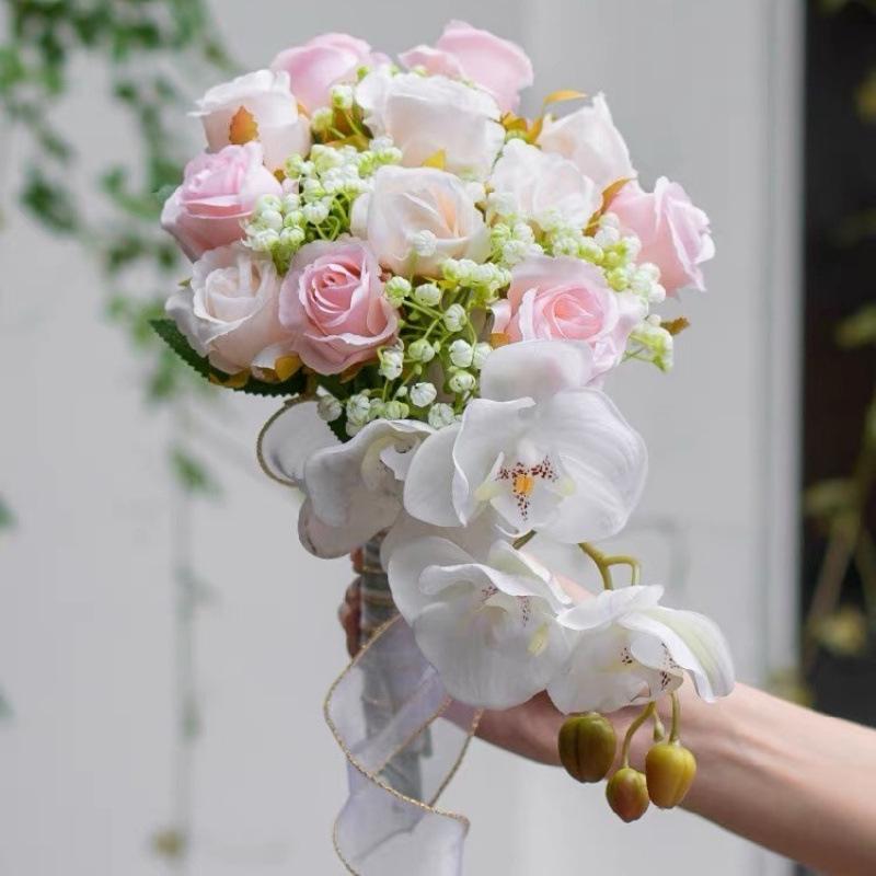 Elegant Handheld Simulation Bouquet: Calla Lilies and Tulips for Weddings, Photography, and Home Decor.